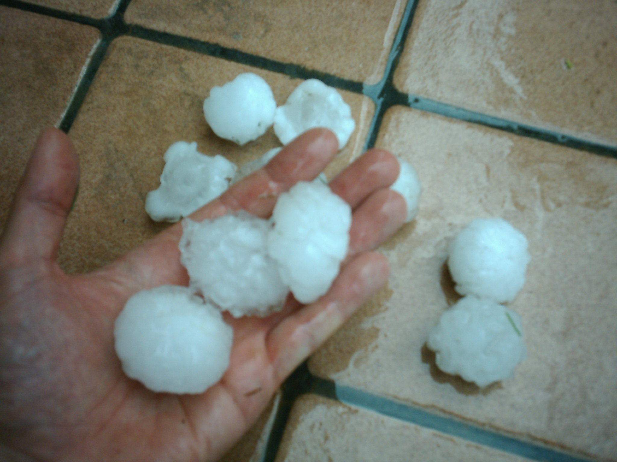 GRANDINE di 3-4 centimetri nell’Astigiano GRANDINE di 3-4 centimetri nell’Astigiano