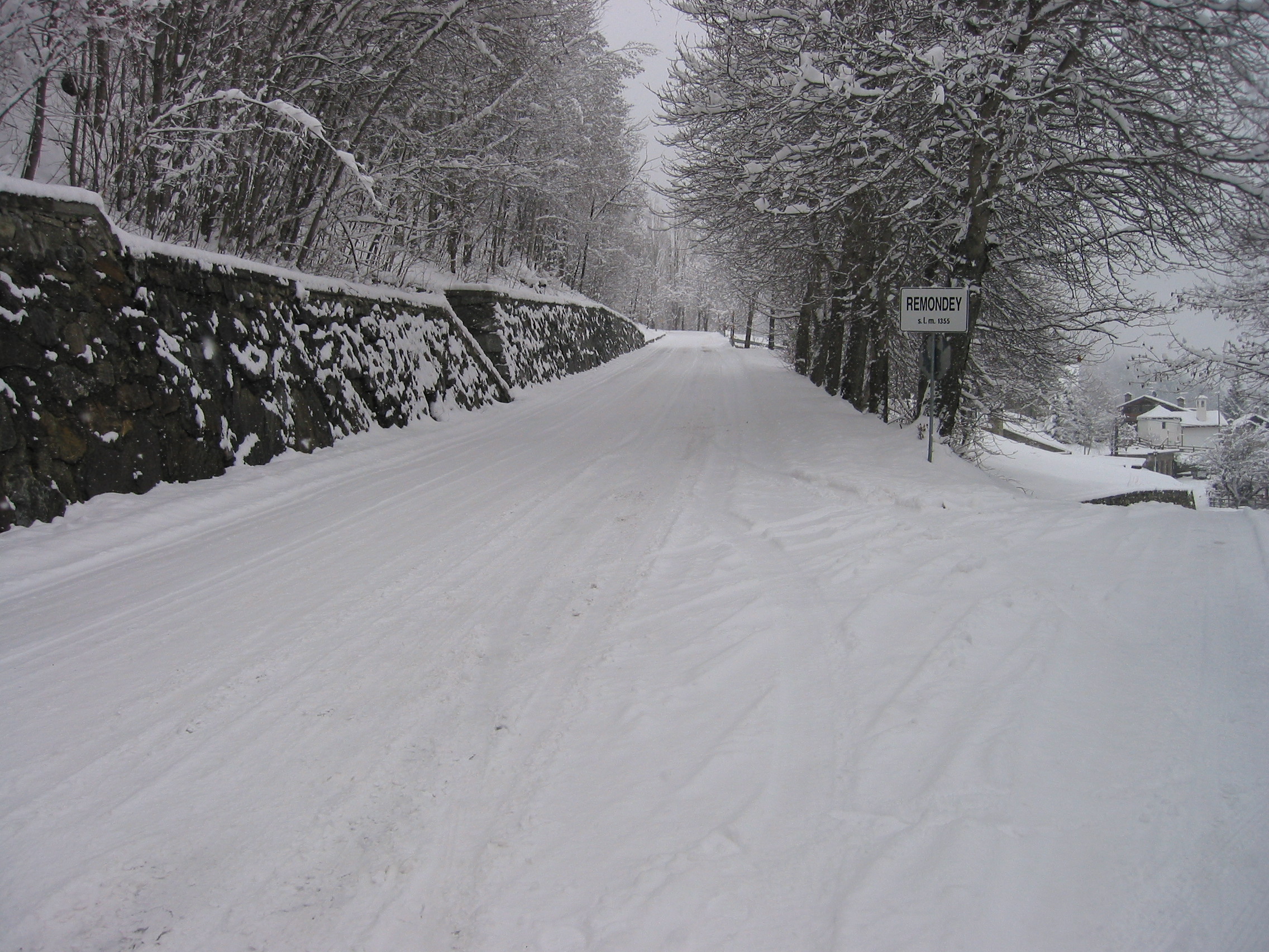 Muri di NEVE sull’Etna: servono le ruspe per liberare la strada!