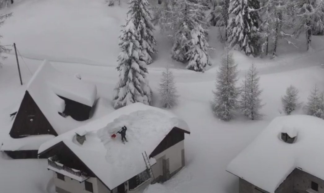 MADESIMO (SO) sommersa dalla NEVE: gente sui tetti a spalare, siamo a 150cm! MADESIMO (SO) sommersa dalla NEVE: gente sui tetti a spalare, siamo a 150cm!