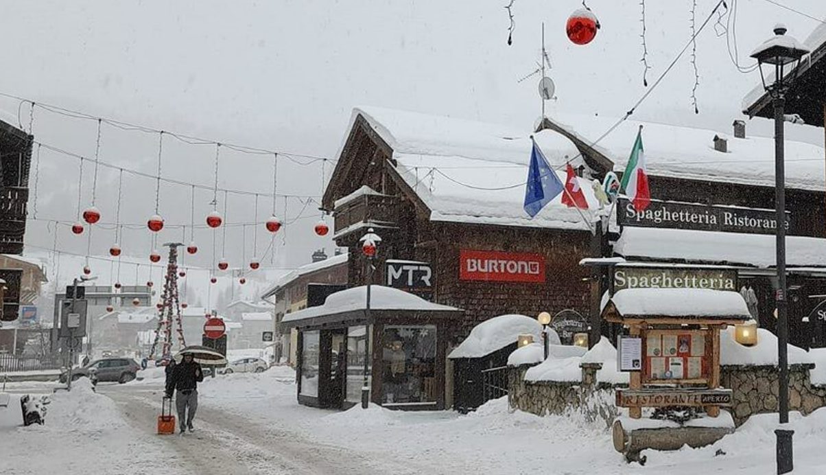 Livigno di nuovo sepolta dalla NEVE domenica 10 marzo: che accumuli!