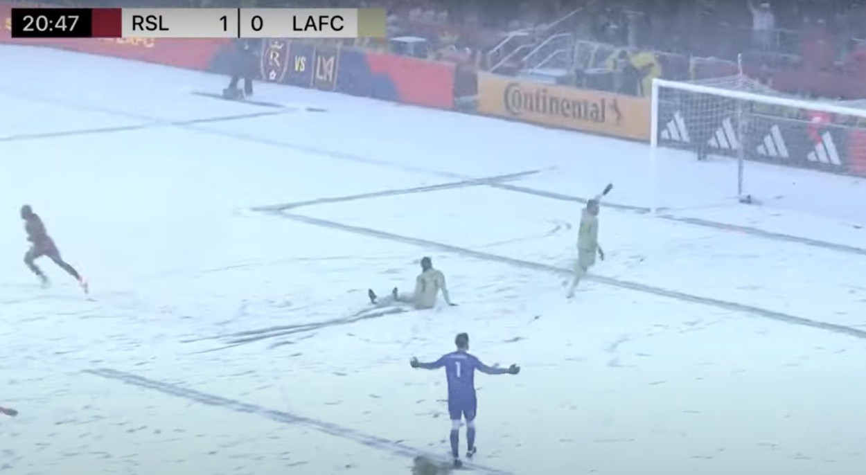 Spettacolare NEVICATA durante la partita di calcio tra Real Salt Lake vs Los Angeles Spettacolare NEVICATA durante la partita di calcio tra Real Salt Lake vs Los Angeles