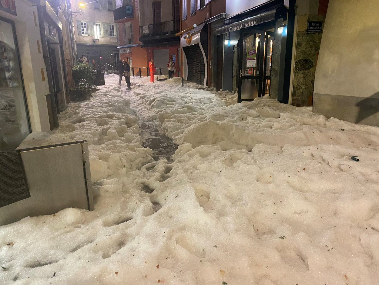 Grandinata come neve a Torino: bambino gira con i moon boot per le strade imbiancate (video) Grandinata come neve a Torino: bambino gira con i moon boot per le strade imbiancate (video)