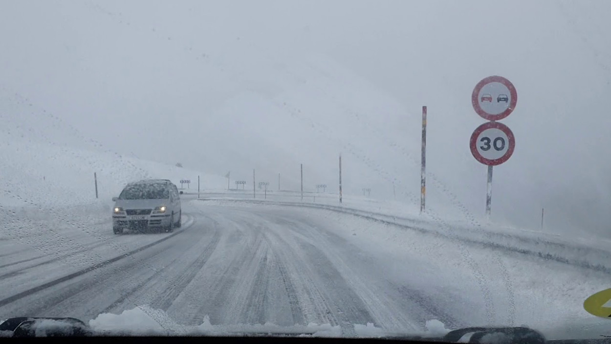 Passo del FOSCAGNO (SO) ancora sommerso dalla NEVE come fosse inverno