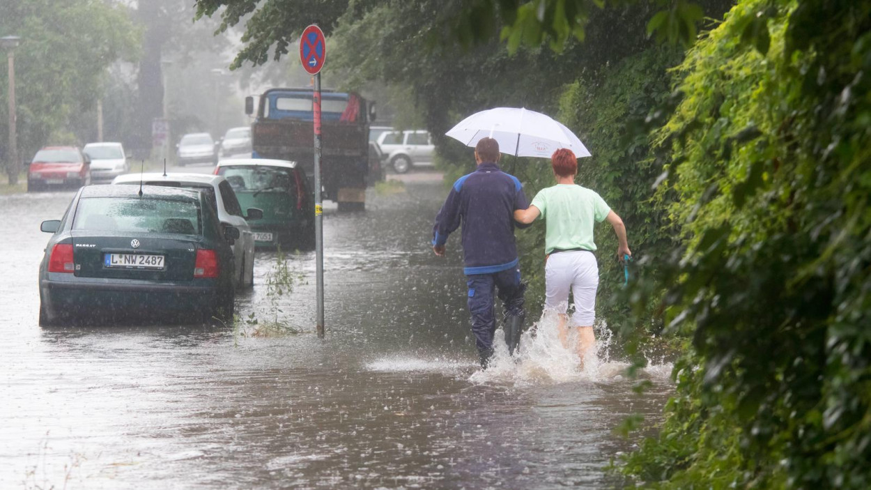 ALLUVIONE tra Milanese e Brianza: diversi paesi sott’acqua, supermercati allagati (video)