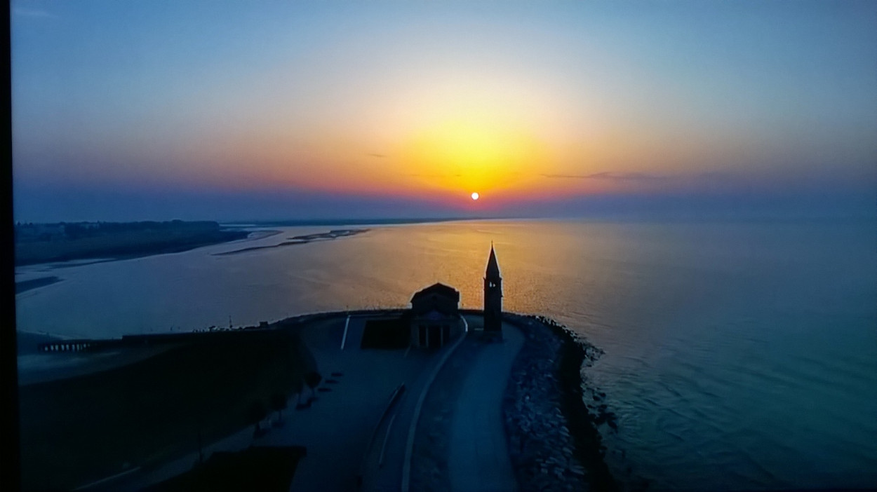 L’anticiclone non molla, ma il FREDDO scende ad est