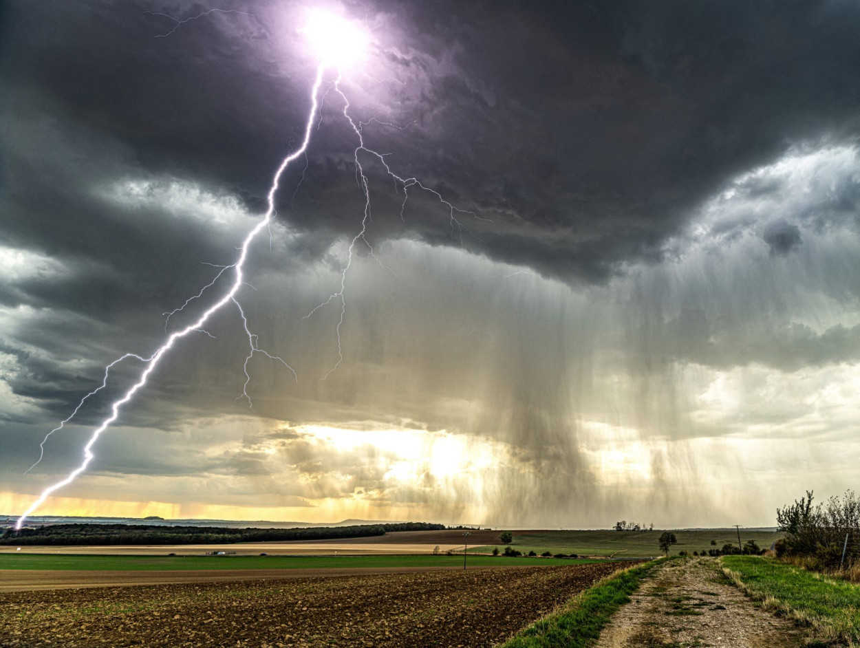 Sale la TENSIONE METEOROLOGICA nel week-end, tra NUBIFRAGI e CALDO INTENSO Sale la TENSIONE METEOROLOGICA nel week-end, tra NUBIFRAGI e CALDO INTENSO