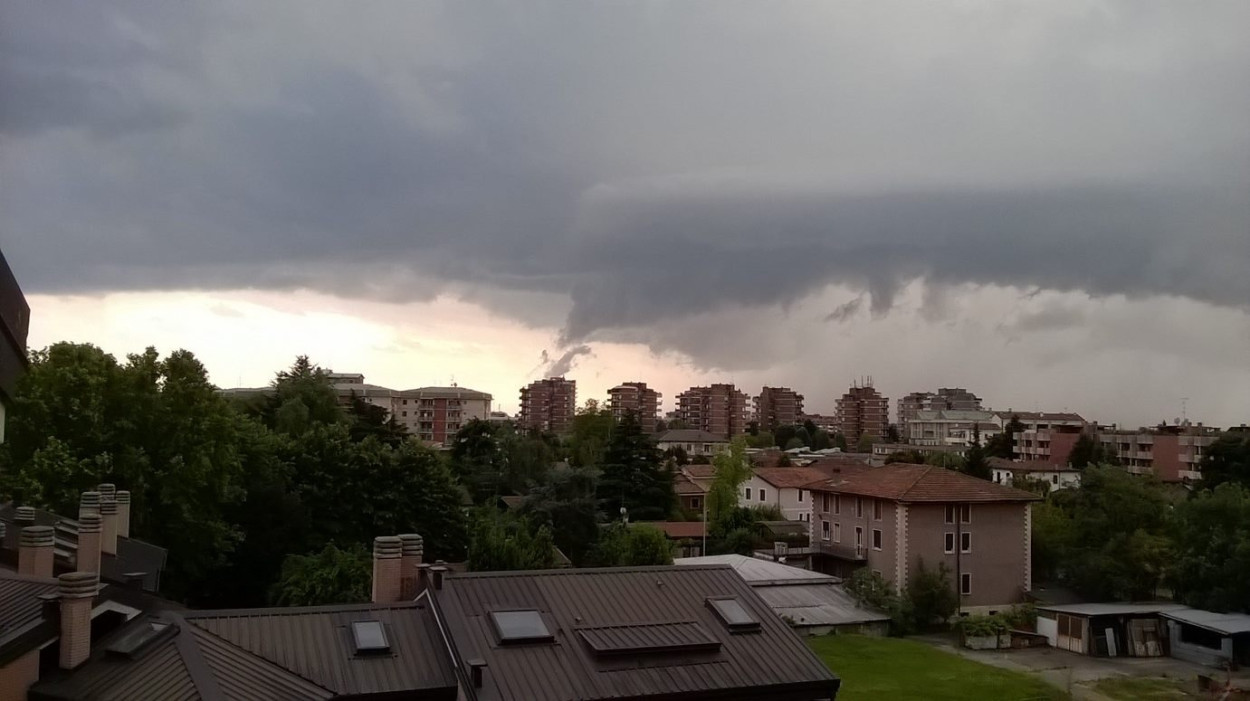 Il NORD rischia fenomeni estremi: da domenica lunga scia di temporali anche violenti Il NORD rischia fenomeni estremi: da domenica lunga scia di temporali anche violenti