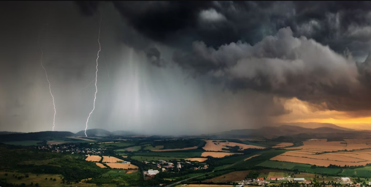 MALTEMPO: almeno 3 regioni a forte RISCHIO fino a martedì 29 luglio MALTEMPO: almeno 3 regioni a forte RISCHIO fino a martedì 29 luglio