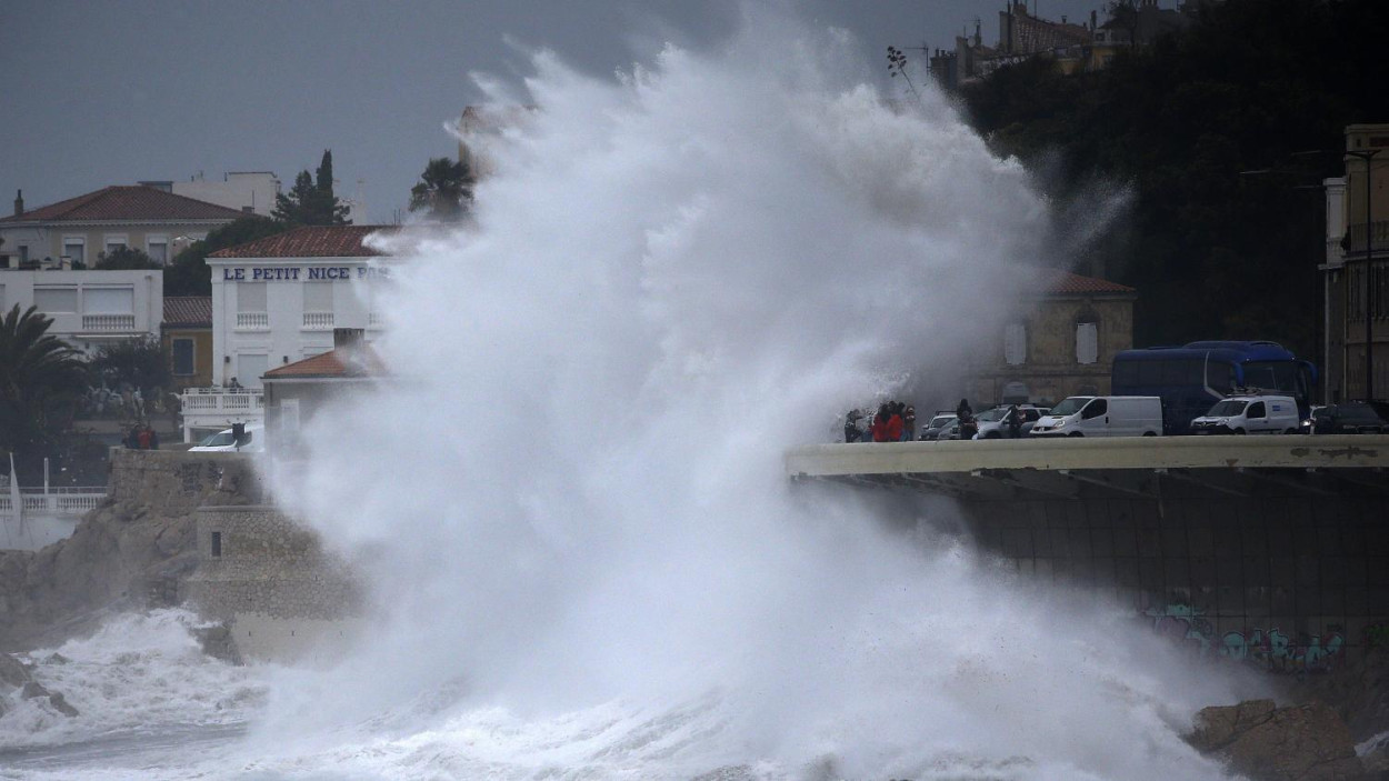 NUBIFRAGI lunedì 23 su Genova, Savona e Costa Azzurra: ecco chi lo dice NUBIFRAGI lunedì 23 su Genova, Savona e Costa Azzurra: ecco chi lo dice