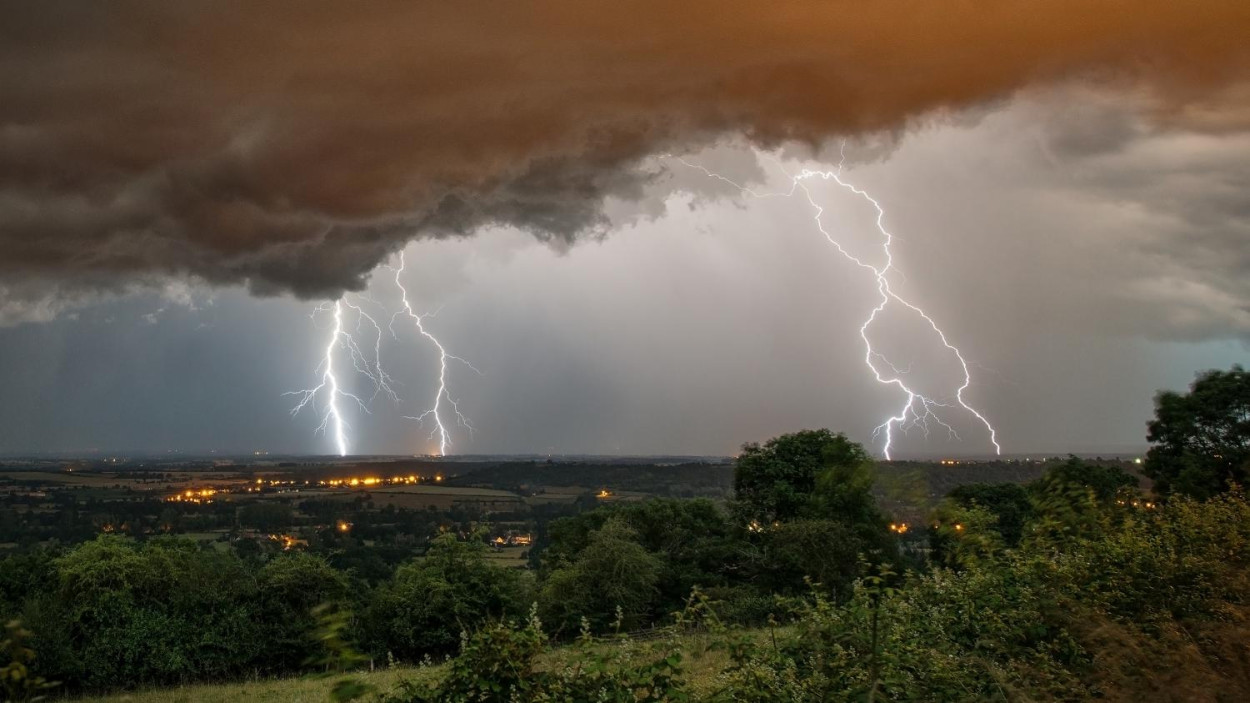 Meteo: giovedì FORTI TEMPORALI su queste regioni