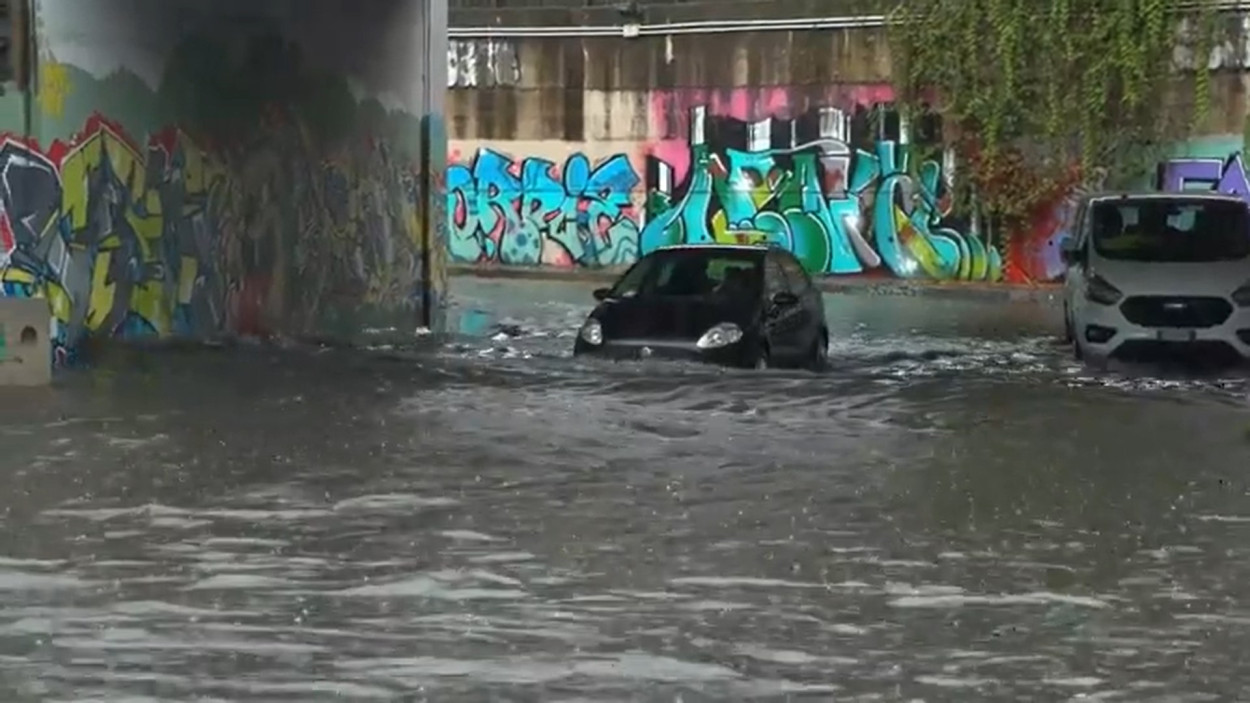 Allerta meteo: rischio NUBIFRAGI e venti fino a 100 km/h, le zone più colpite Allerta meteo: rischio NUBIFRAGI e venti fino a 100 km/h, le zone più colpite