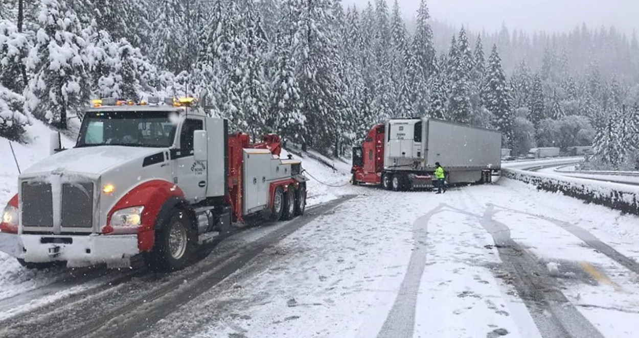Blizzard NEVOSO pazzesco colpisce la California: immagini shock (video) Blizzard NEVOSO pazzesco colpisce la California: immagini shock (video)