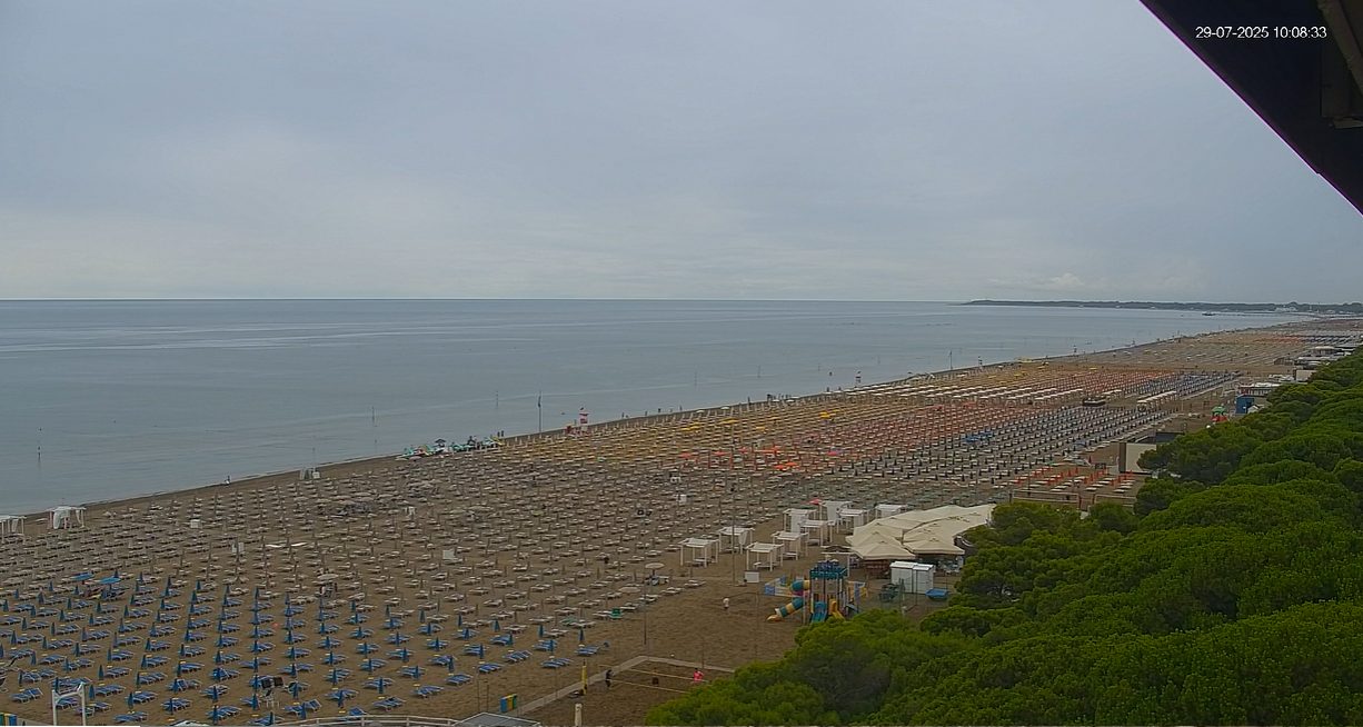 PIOVE a Lignano Sabbiadoro (UD): tutti a fare shopping ma…