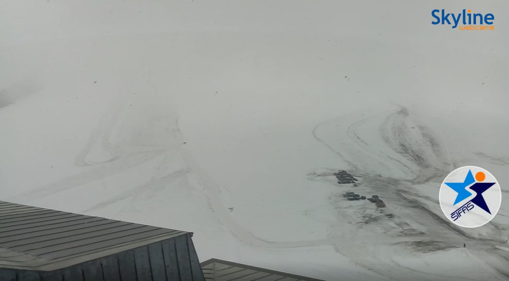 NEVICA sulle piste del ghiacciaio dello Stelvio NEVICA sulle piste del ghiacciaio dello Stelvio