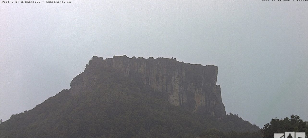 Tuoni e fulmini sulla Pietra di Bismantova: diluvio su Castelnovo ne’ Monti (RE) Tuoni e fulmini sulla Pietra di Bismantova: diluvio su Castelnovo ne’ Monti (RE)