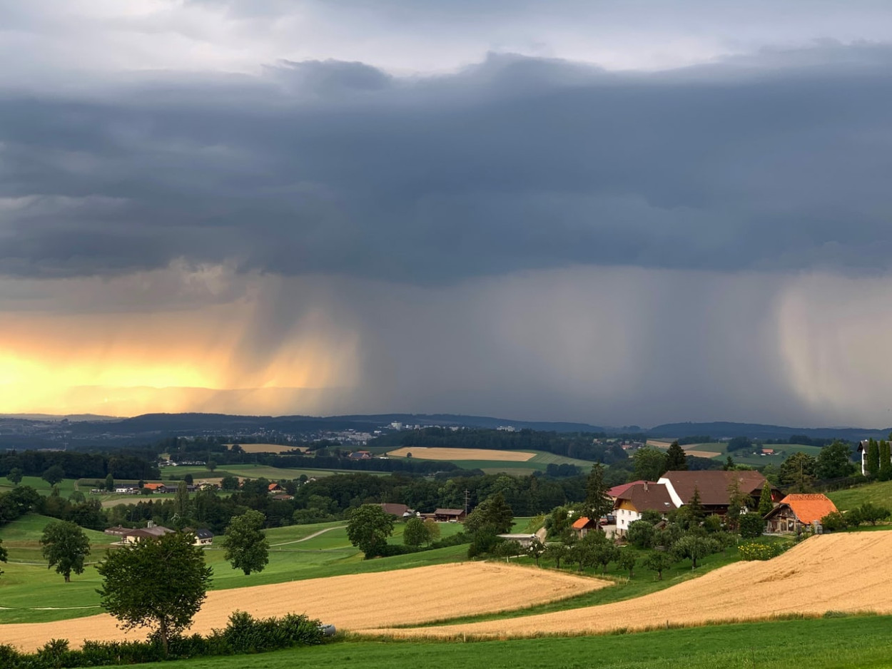 TEMPORALI insidiosi entro sera almeno su 2 regioni: rischio grandine TEMPORALI insidiosi entro sera almeno su 2 regioni: rischio grandine