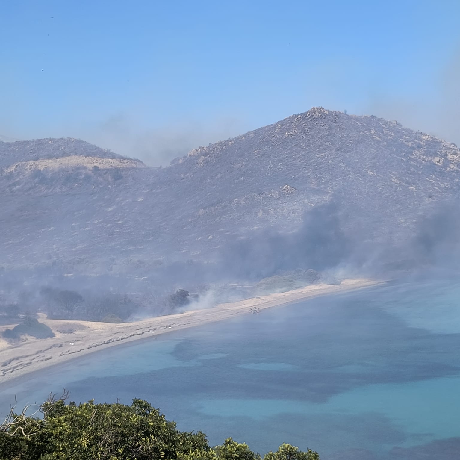 Devastante incendio alla celebre spiaggia di PUNTA MOLENTIS (CA)