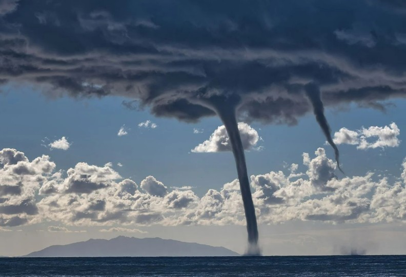 Tromba marina a Tropea: bravissimo il bagnino, guarda (video) Tromba marina a Tropea: bravissimo il bagnino, guarda (video)