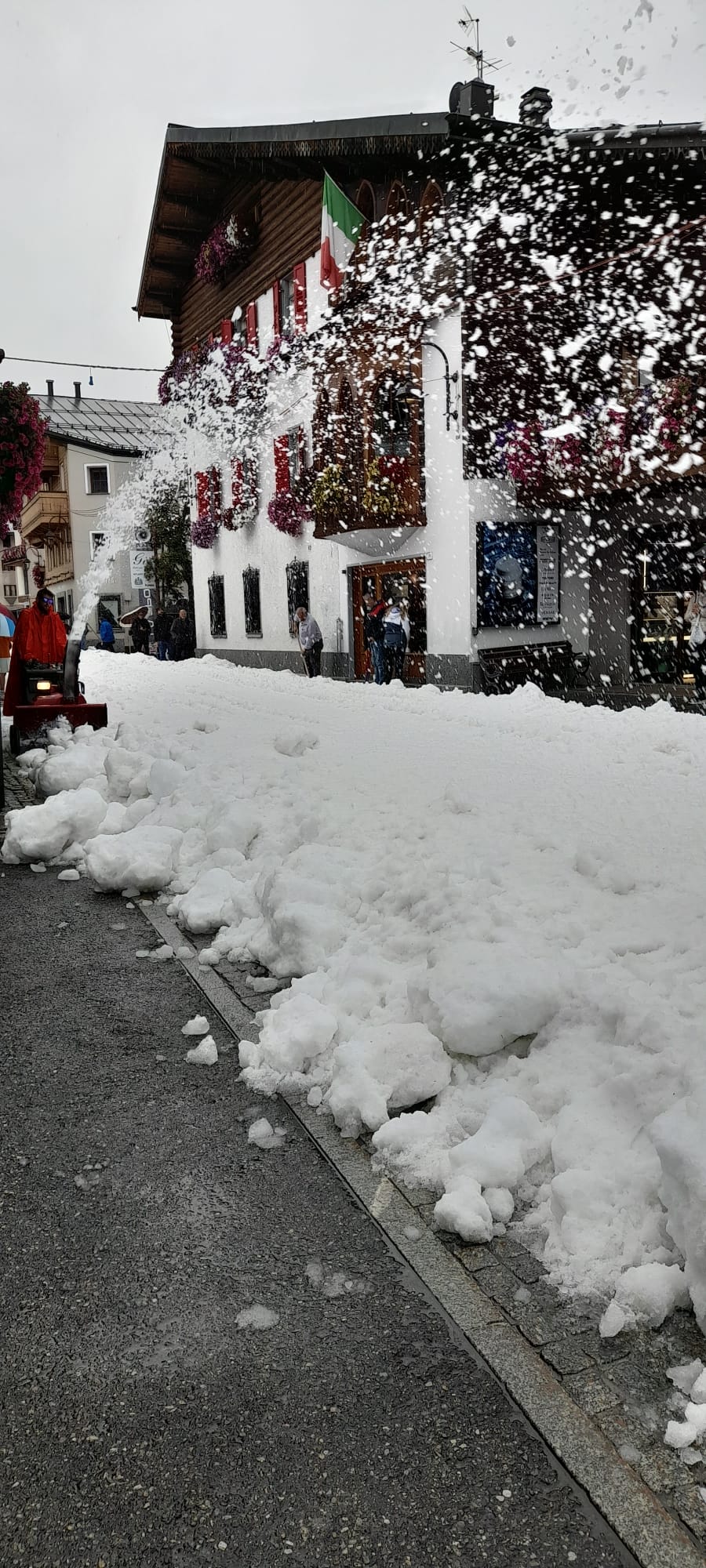 A Livigno la NEVE è arrivata in paese già il 29  agosto: ben 30cm, ecco perché
