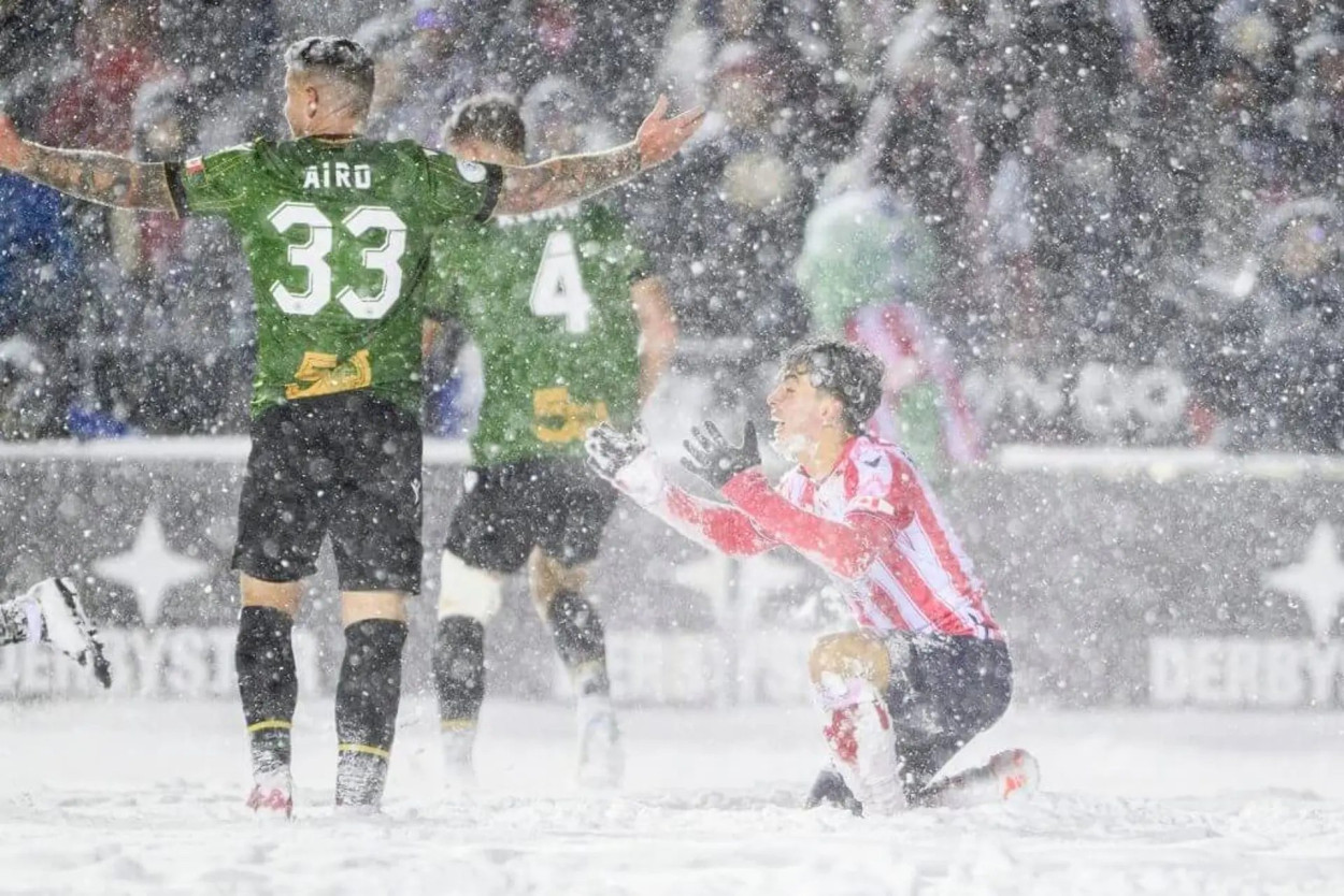 Tormenta di NEVE si abbatte su Ottawa durante la finale del campionato (video)