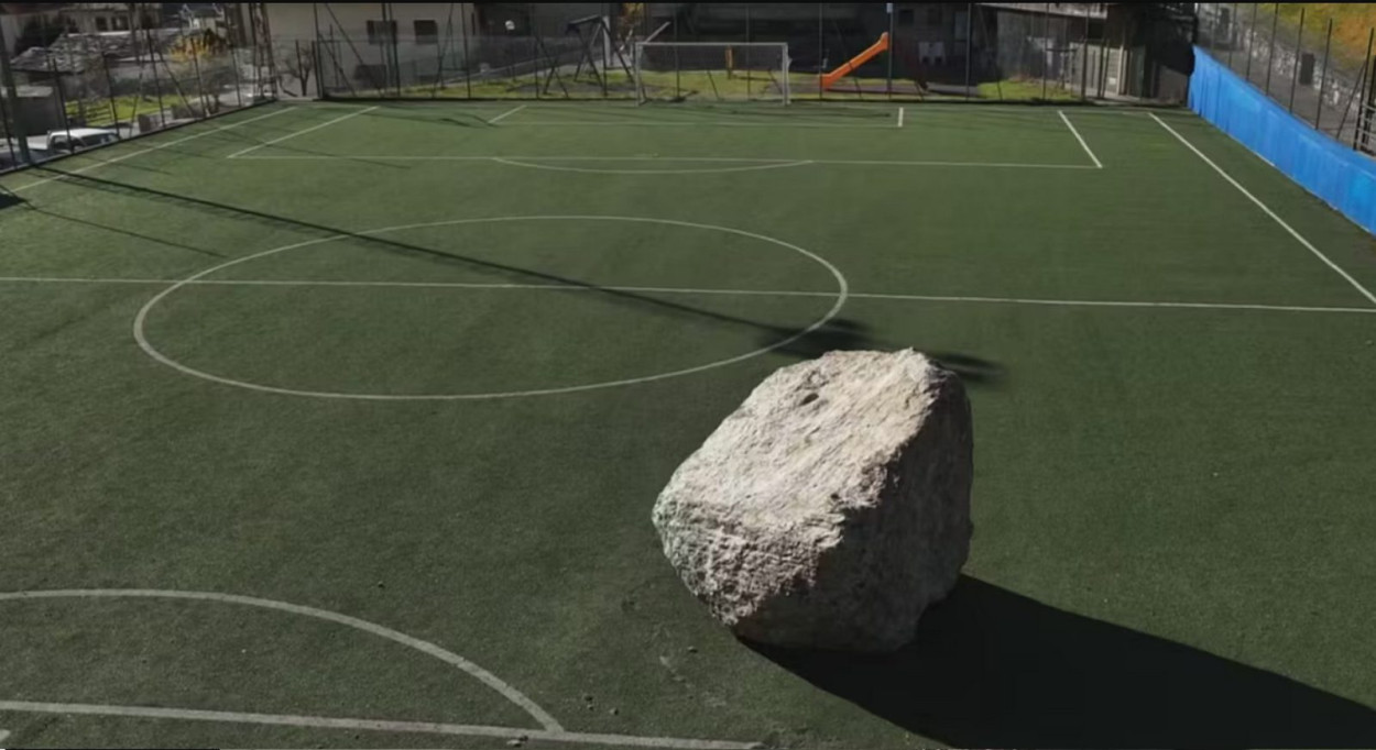 Frana spaventosa in Valmalenco(SO) con monolite su campo da calcio (video)