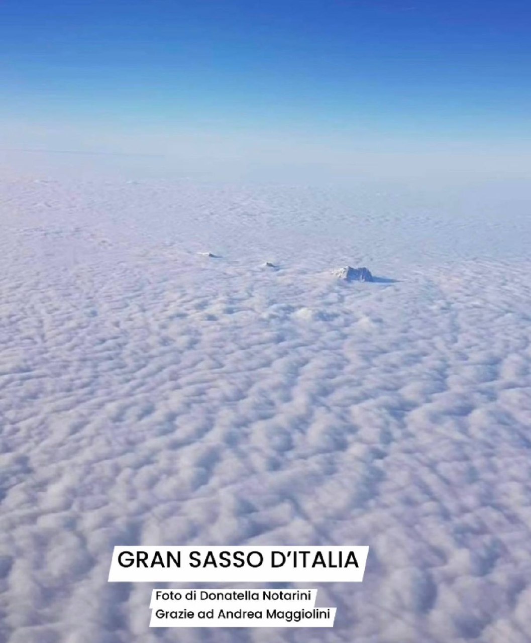Abruzzo: il Gran Sasso svetta dal mare di nubi