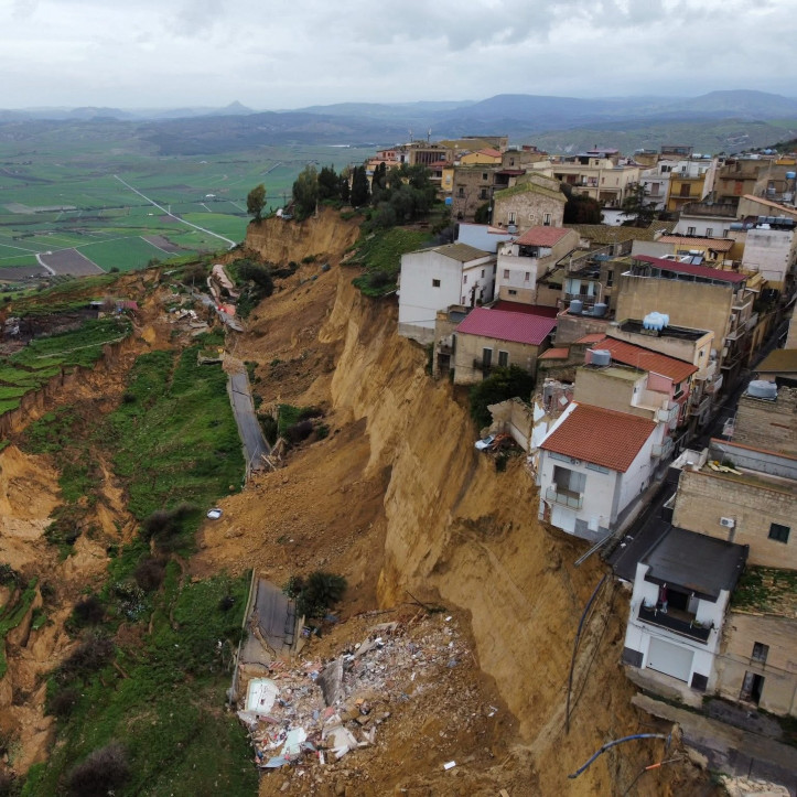 Sicilia, enorme frana su Niscemi, sta collassando una parte del centro abitato