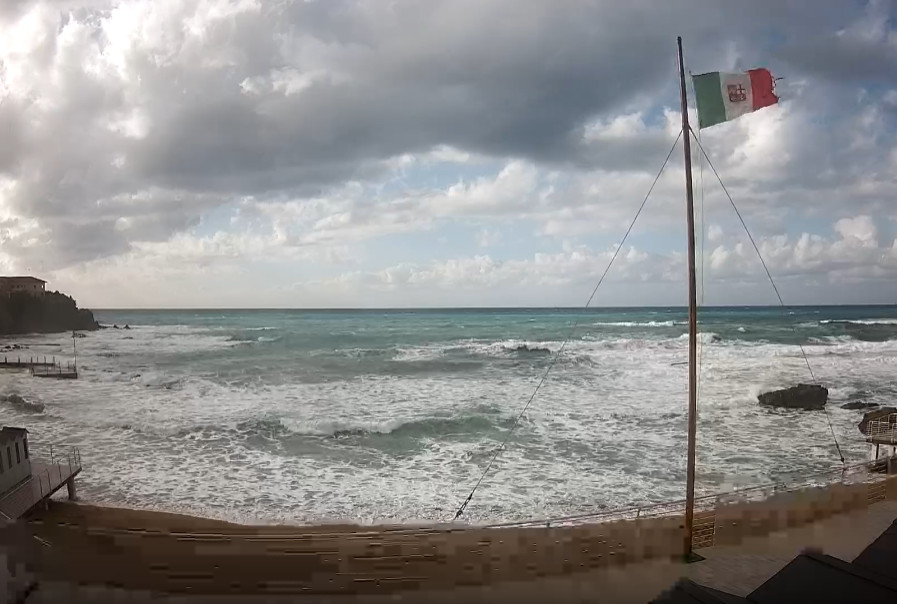 Il LIBECCIO impazza sull’alto Tirreno Il LIBECCIO impazza sull’alto Tirreno