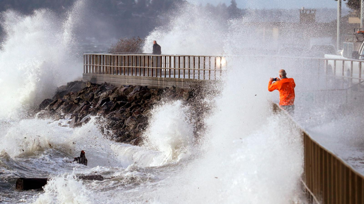TEMPESTA di vento in atto a 130kmh sulle isole: pericoloso uscire di casa TEMPESTA di vento in atto a 130kmh sulle isole: pericoloso uscire di casa