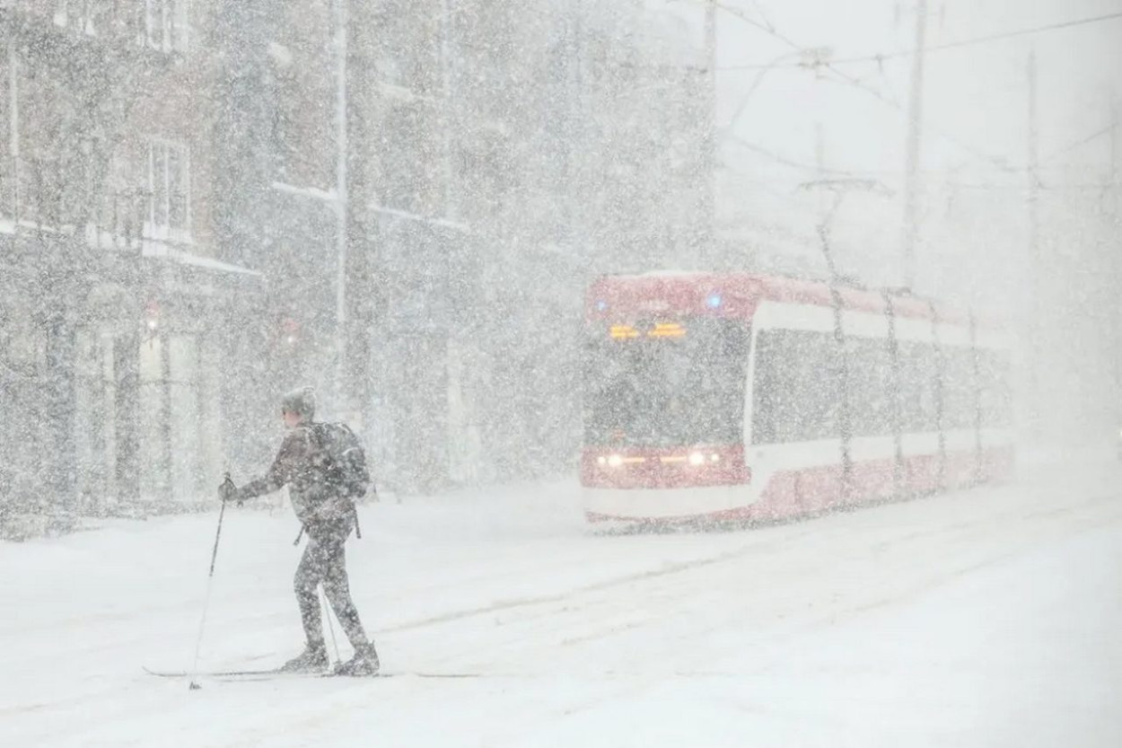 BUFERA di NEVE storica si abbatte su Toronto (video) BUFERA di NEVE storica si abbatte su Toronto (video)