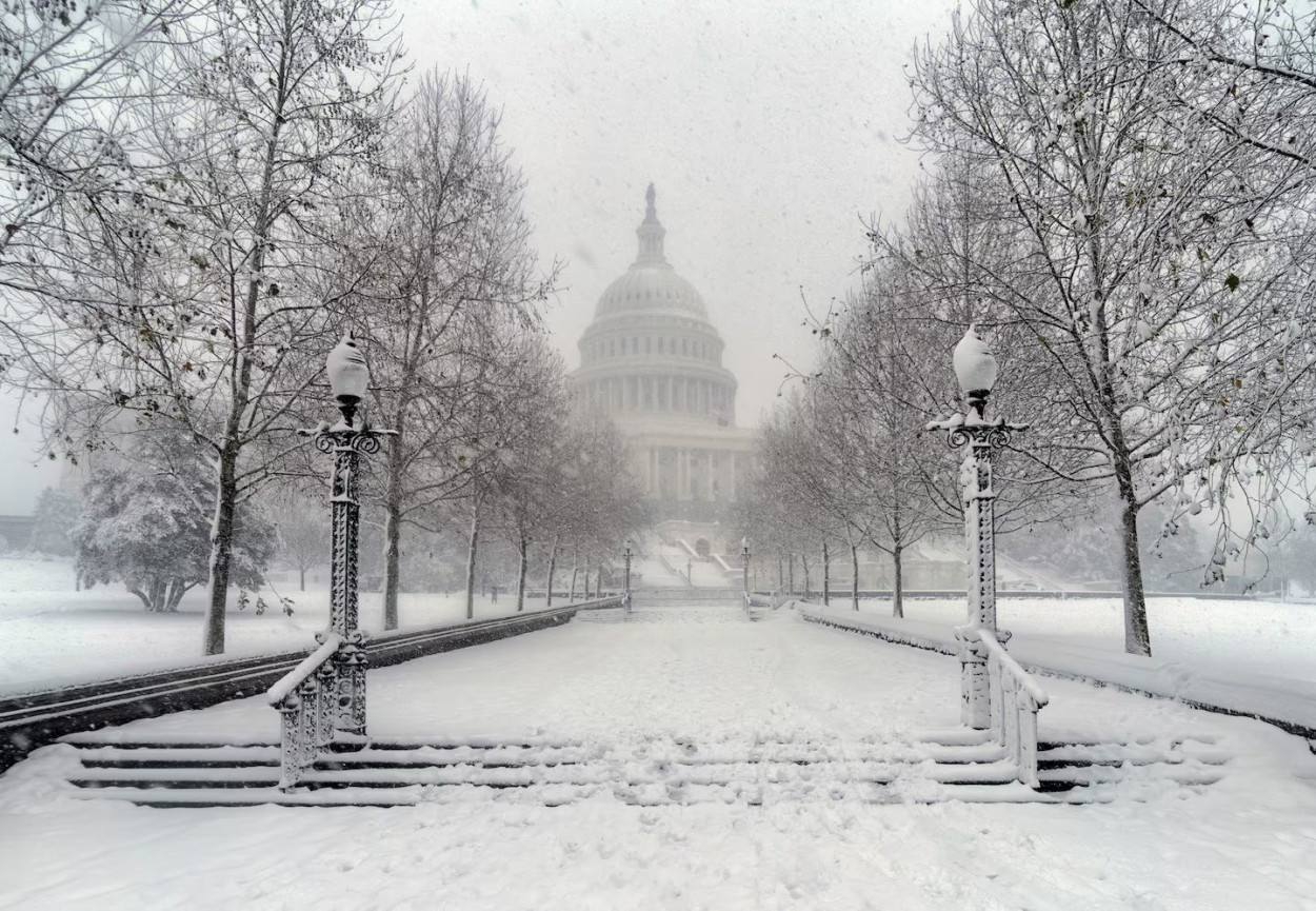 Usa nel freezer: blizzard di NEVE mette in ginocchio il Paese (video) Usa nel freezer: blizzard di NEVE mette in ginocchio il Paese (video)