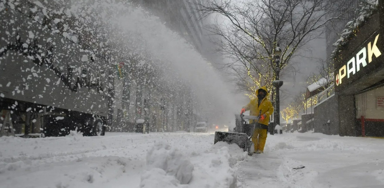 NEW YORK sepolta dalla NEVE: i migliori video del blizzard NEW YORK sepolta dalla NEVE: i migliori video del blizzard