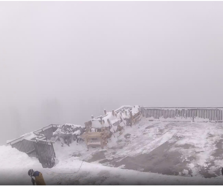 Si spala la NEVE al Monte Lussari dopo l’intensa nevicata delle ultime ore Si spala la NEVE al Monte Lussari dopo l’intensa nevicata delle ultime ore