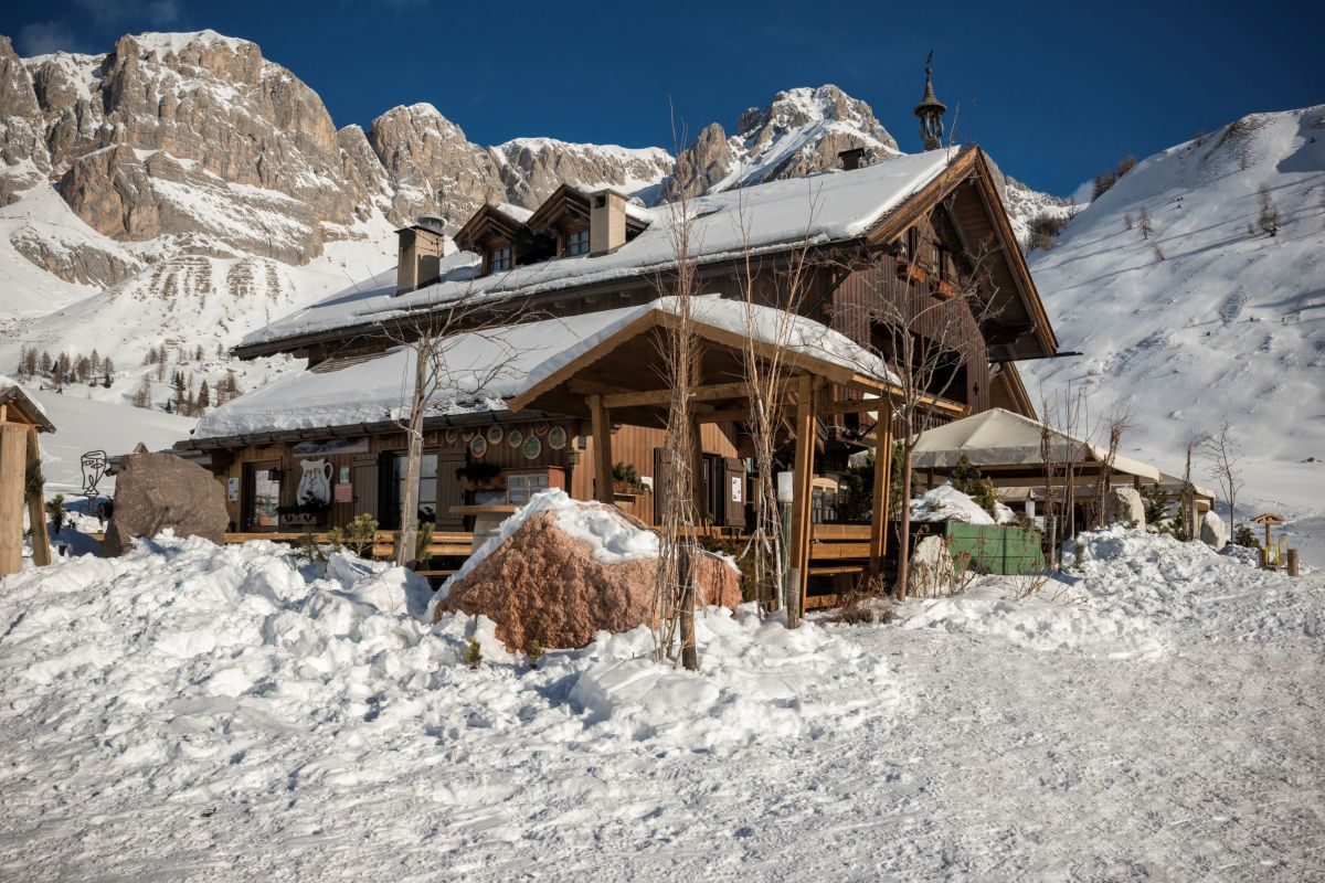 Passeggiare nella NEVE nelle Alpi: rifugio FUCIADE, un paradiso (video) Passeggiare nella NEVE nelle Alpi: rifugio FUCIADE, un paradiso (video)