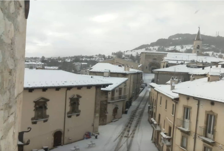 NEVICA sull’Appennino Abruzzese oltre i 700-800 metri NEVICA sull’Appennino Abruzzese oltre i 700-800 metri