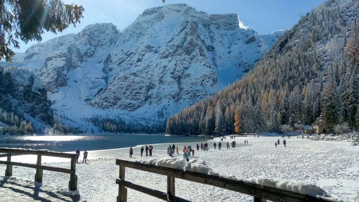 Lago di Braies, ogni anno la stessa storia: il disgelo inganna e il ghiaccio cede (video) Lago di Braies, ogni anno la stessa storia: il disgelo inganna e il ghiaccio cede (video)