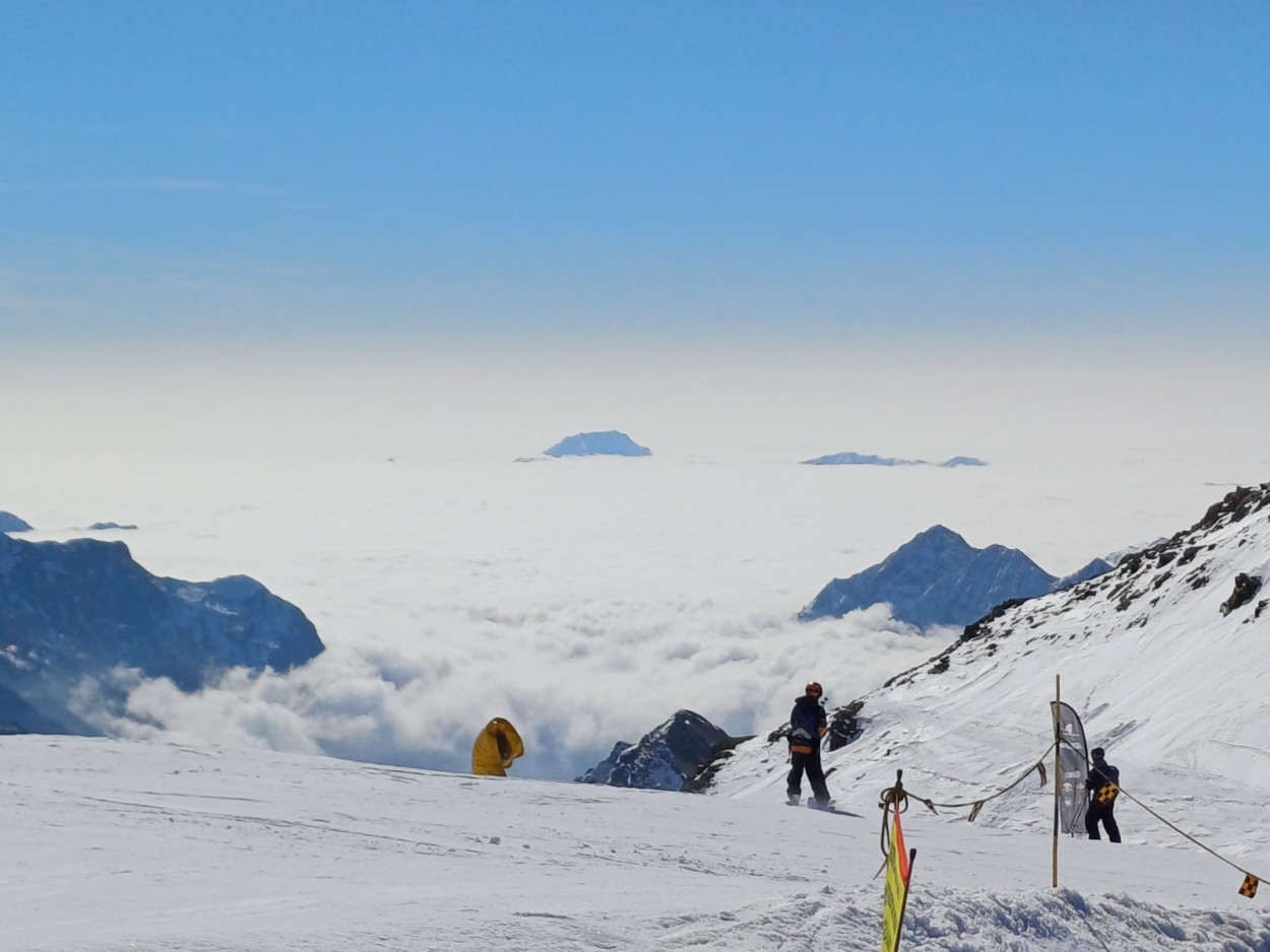 Il Passo Salati(2970m) emerge dalle nubi basse