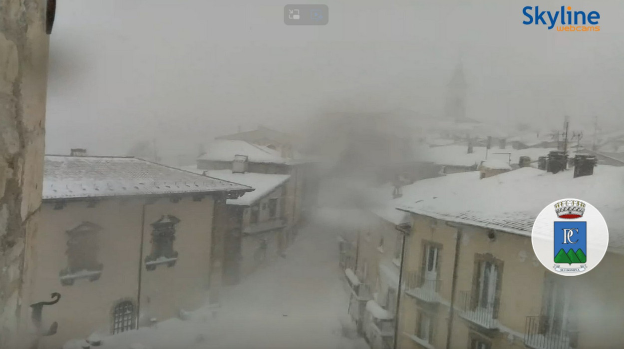 Bufera di NEVE in atto a Pescocostanzo(AQ) Bufera di NEVE in atto a Pescocostanzo(AQ)