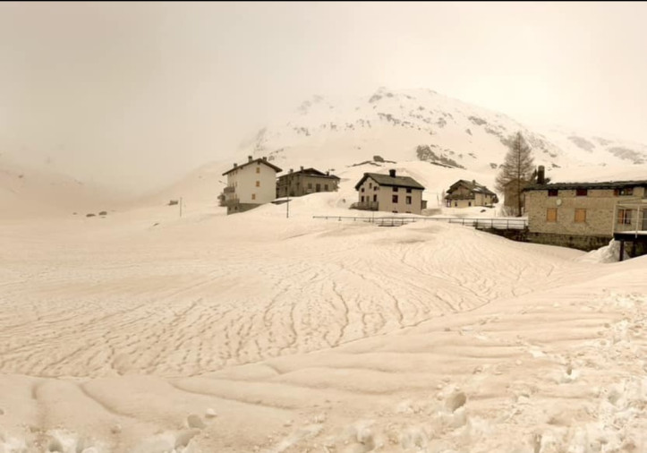 Troppa sabbia, arriva anche la NEVE ROSSA