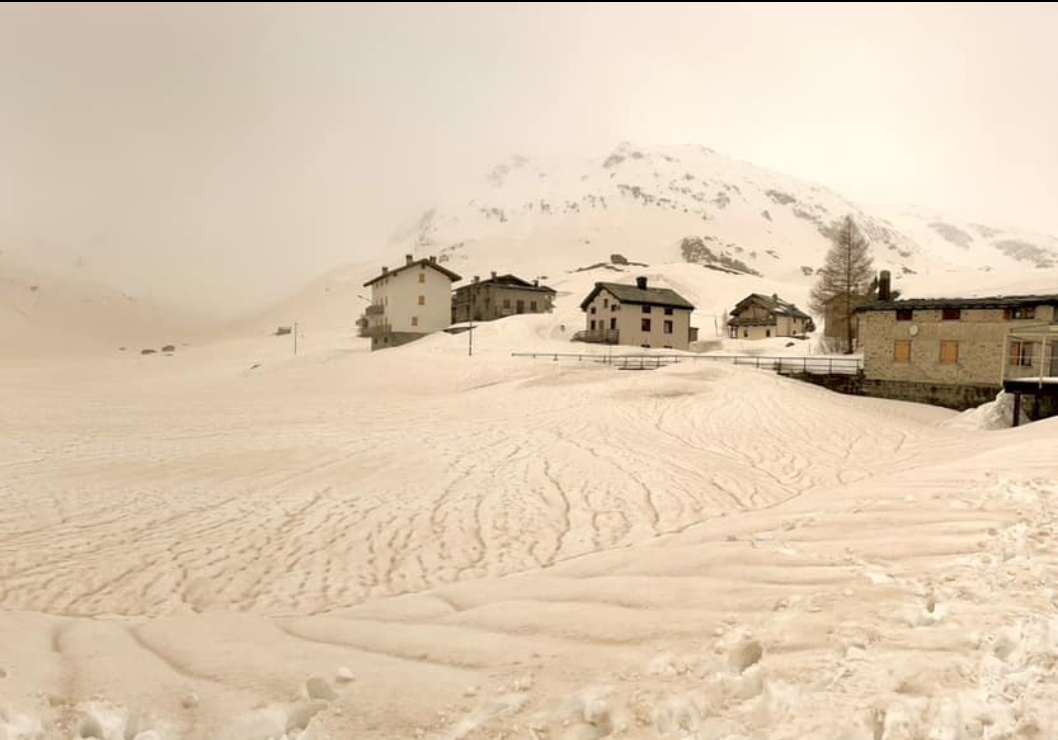 Troppa sabbia, arriva anche la NEVE ROSSA Troppa sabbia, arriva anche la NEVE ROSSA