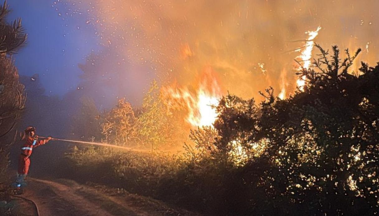 Furioso INCENDIO sul monte Faeta, in Toscana