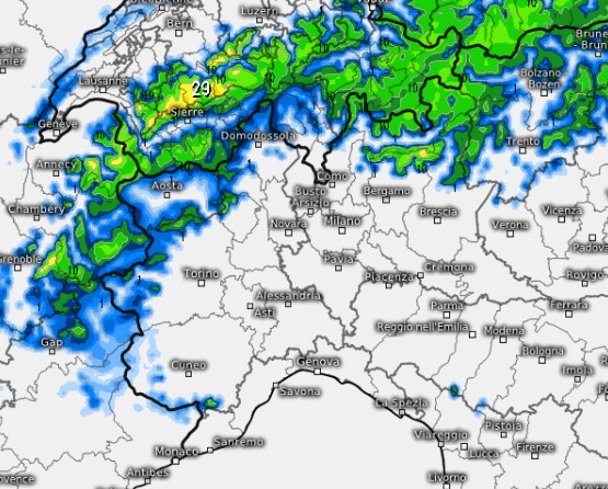 Mappa tratta dal modello Suisse 4x4 che mostra le nevicate in arrivo venerdì 15 maggio sull'arco alpino su base grafica Meteologix.