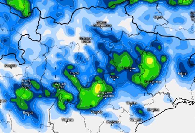La mappa dei temporali previsti per il pomeriggio sul nord-est secondo il modello HARMONIE, su base grafica Meteologix.