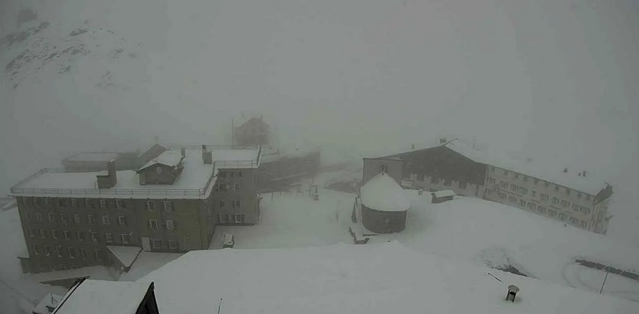Il Passo dello Stelvio con in primo piano l'hotel Pirovano il 15 maggio 2026.