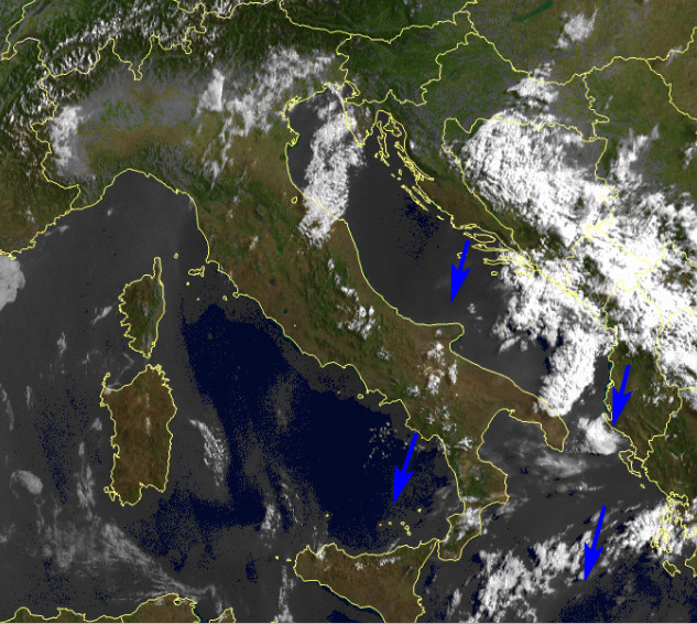 Residuo VENTO da NORD sulle regioni meridionali immagine satellitare nel campo del visibile che ritrae l'Italia alle 7.30 di venerdi 22 maggio