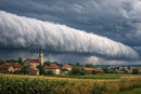 Nube a rotolo (roll cloud) davanti ad un temporale.