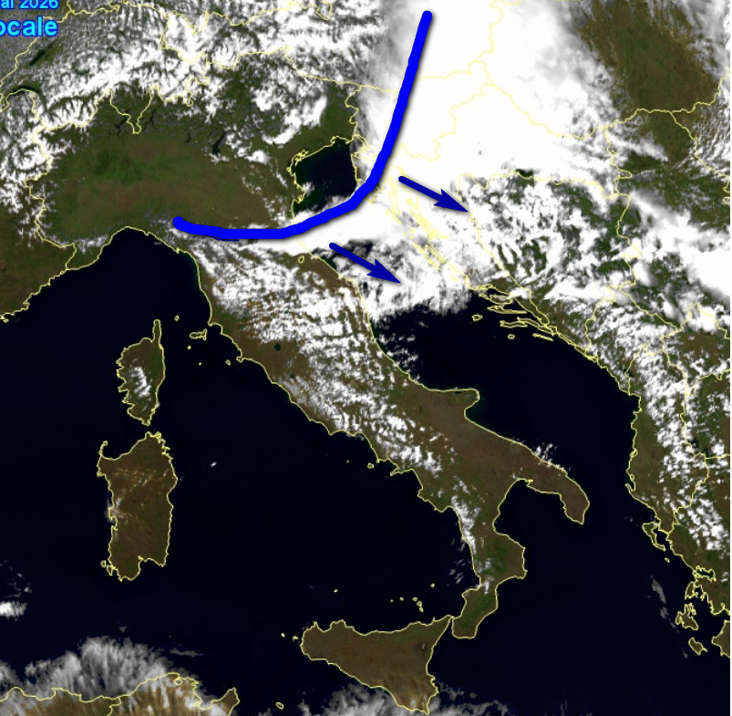 I TEMPORALI scivolano lungo il versante adriatico Immagine satellitare ore 13.30