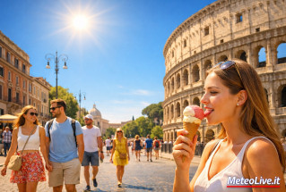 Persone che passeggiano per il centro di Roma godendosi l'estate