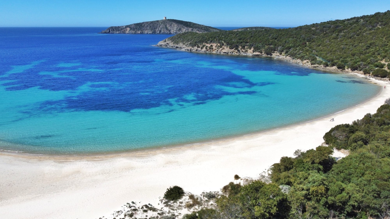 Anticiclone alla riscossa: dove farà più CALDO? Voglia di mare: la spiaggia di Tuerredda in Sardegna.