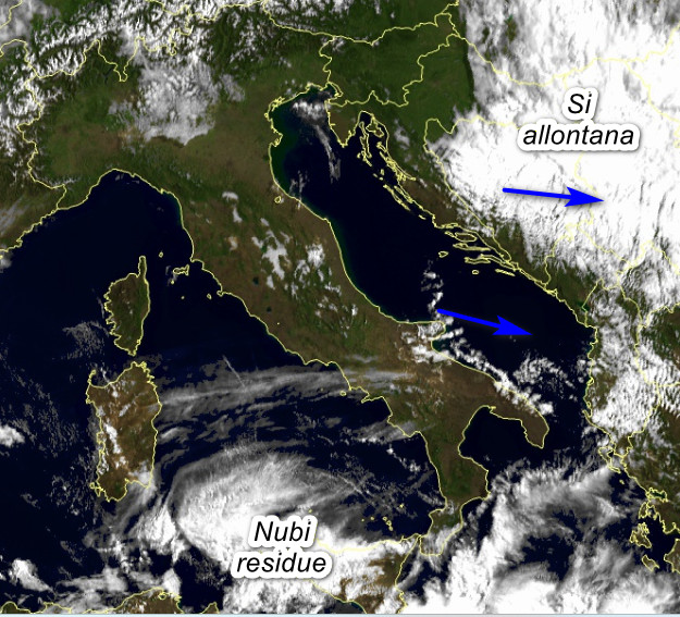 Immagine satellitare delle 8.30 di domenica 17 maggio. 